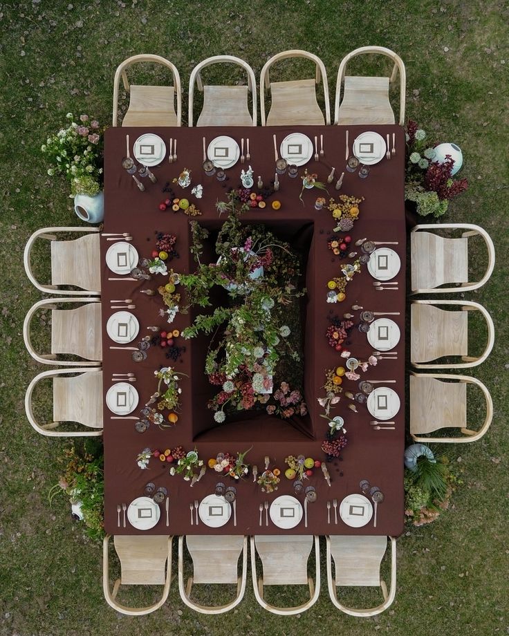 Enclosed rectangle table layout