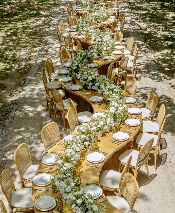 Curved banquet table layout