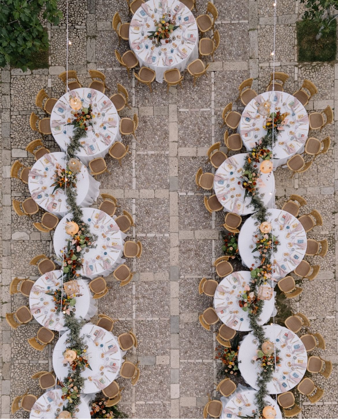 Curved rounds table layout